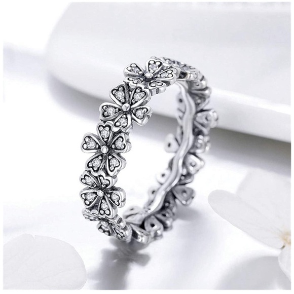 Elegant Daisy Ring